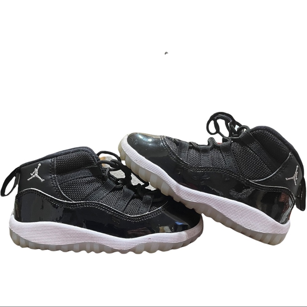 Jordan retro black and white size 8 toddler